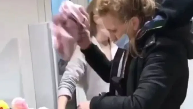 У Луцьку жінка на собі хотіла винести одяг із секонд-хенду (відео)