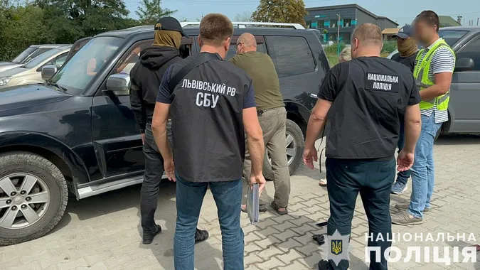 Автомати, пістолети, гранати та під 50 тисяч набоїв: на Львівщині затримали торговців зброєю (фото, відео)