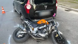 Не встиг загальмувати: у Луцьку мотоцикліст протаранив авто на Рівненській