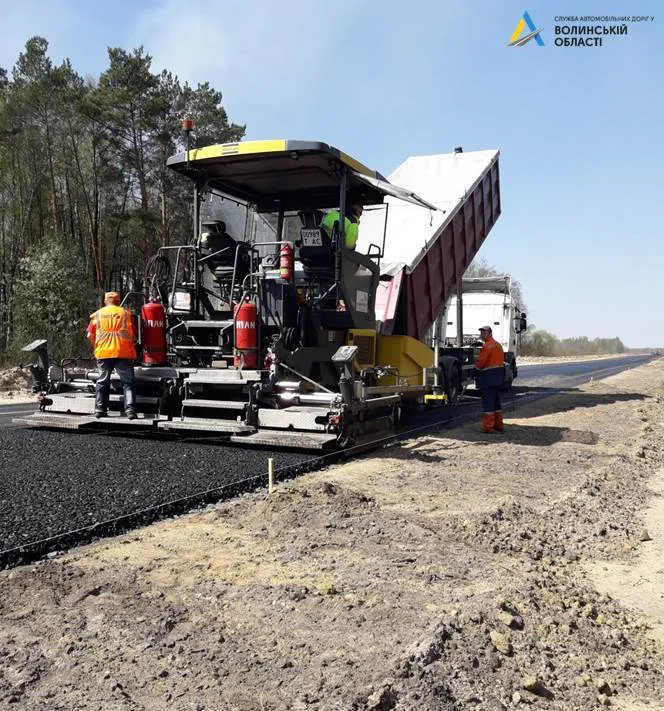Показали, як ремонтують трасу на Ковельщині (фото)