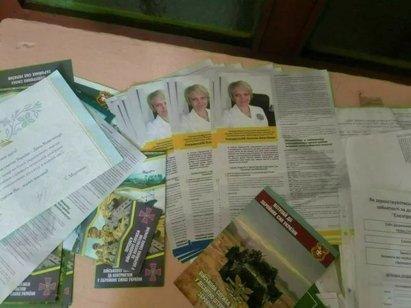 На Волині листівки кандидатів-мажоритарників виявили у неналежних місцях (фото)