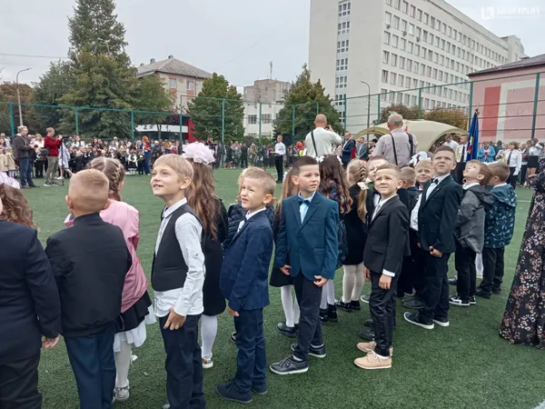 Веселі і сумні: святкування першого дзвоника у луцькій школі №9 (фото)
