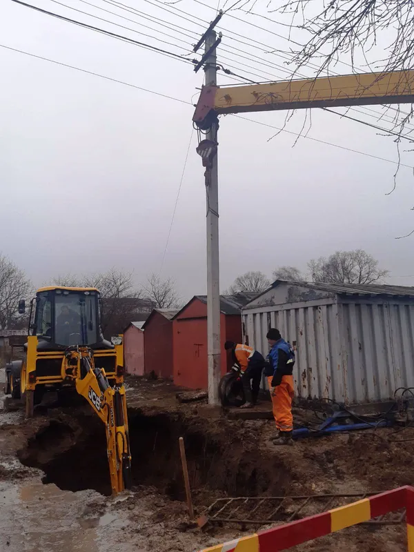 Порив на водогоні: у Луцьку через розмивання ґрунту мало не впала електроопора (фото, відео)