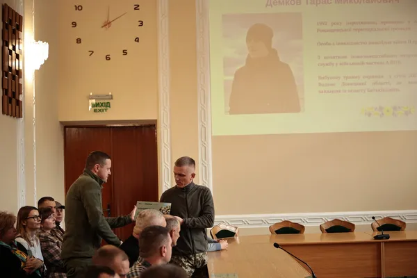 На Волині ветеранам і родинам полеглих захисників вручили сертифікати на житло (фото)