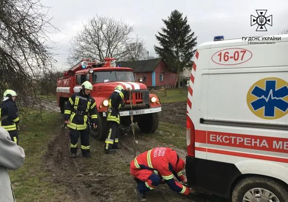 На Волині застрягла «швидка» з вагітною жінкою (фото)