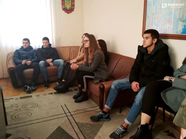 Рація, «броніки» та 100 запитань: луцькі школярі відвідали управління патрульної поліції (фото)