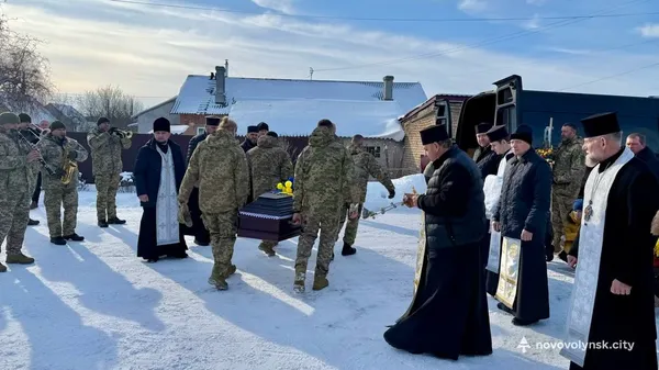 На Волині провели в останню дорогу загиблого воїна Володимира Михнюка (фото)