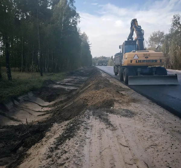 Фінішна пряма: на під'їздах до пункту пропуску «Ягодин – Дорогуськ» укладають верхній шар асфальту (фото)