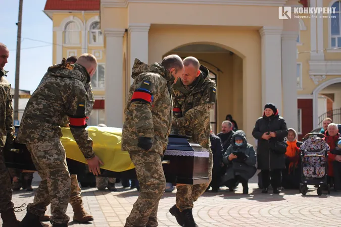 Зі сльозами та на колінах: Луцьк попрощався з трьома своїми Героями (фото, відео)