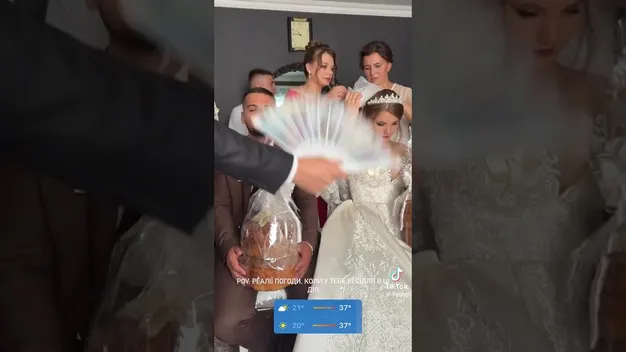 Вінчання з вентилятором: молодята вигадали, як боротися з аномальною спекою (відео)