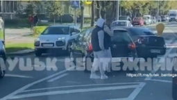 У центрі Луцька – ДТП перед «острівцем безпеки»: на дорозі утворився затор (відео)