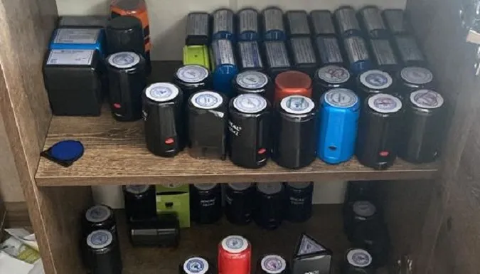 У Києві затримали фальсифікаторів, що продавали фейкові COVID-сертифікати (фото)
