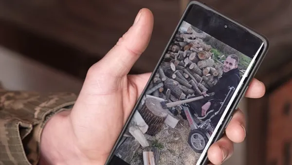 Андрій Ярошик показує відео як вправляється із рубанням дров на своєму господарстві