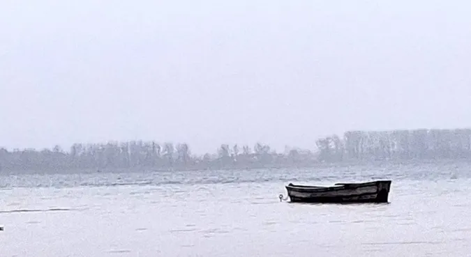 Вода злилася з небом: показали туманні фото Світязю