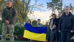 Дорогу встелили квітами: у селі під Луцьком зустріли тіло Героя Романа Цисельського (фото)