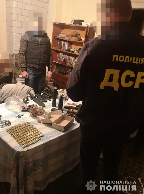 Пістолети, гранати, набої: у лучанина знайшли арсенал зброї (фото)