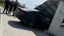 У Луцьку авто в'їхало в зупинку – вона обвалилася (фото)
