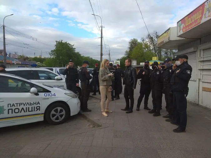Луцькі муніципали знесли паркан на Старому ринку (відео)