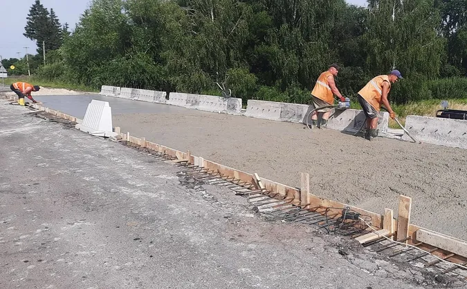 На автодорозі в Луцькому районі ремонтують одразу два мости (фото)