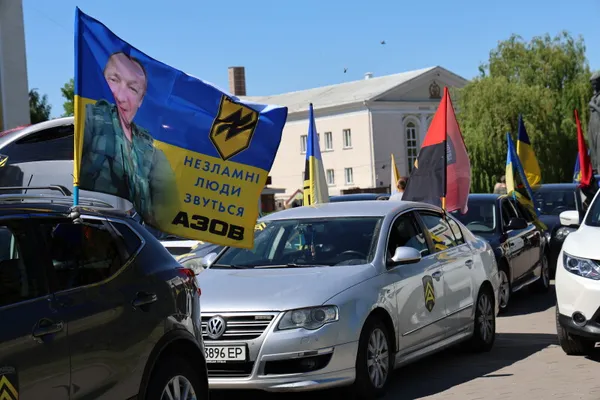 Близько 100 автомобілів та сотня родин: у Луцьку провели акцію на підтримку військовополонених (фото)