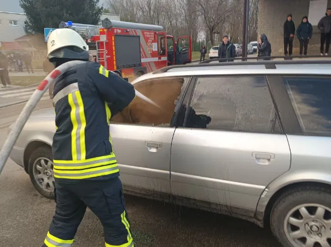 У Луцьку горів автомобіль, а на Шаччині – будинок і літня кухня (фото)