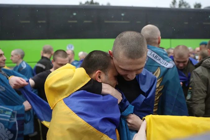 ⚡️Новий обмін: в Україну повернули 185 захисників та 20 цивільних (фото)