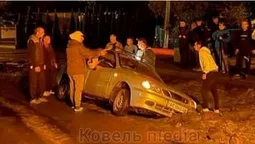 У Ковелі легковик «пішов під землю» (фото)