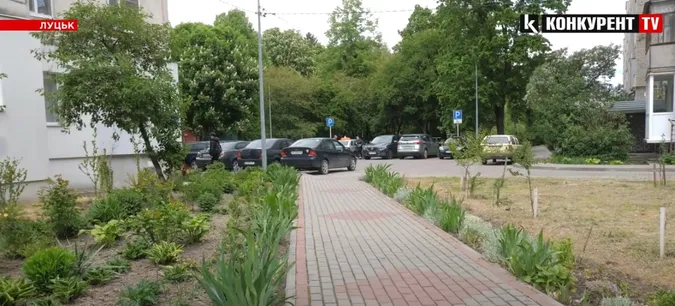 Підлітки «тероризують» двір у Луцьку: що там коїться (відео)