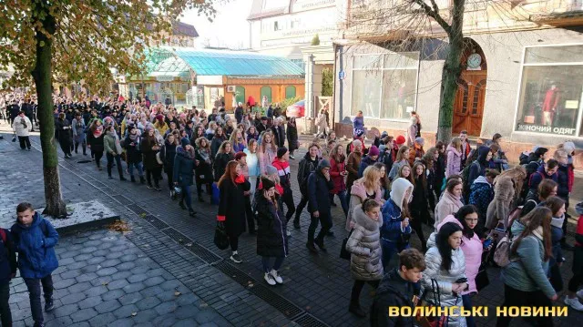 У Луцьку більше тисячі студентів вийшли на акцію підтримки ВІЛ-інфікованих людей