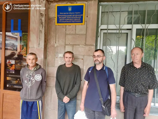 Звільнені з тернопільського ТЦК чоловіки