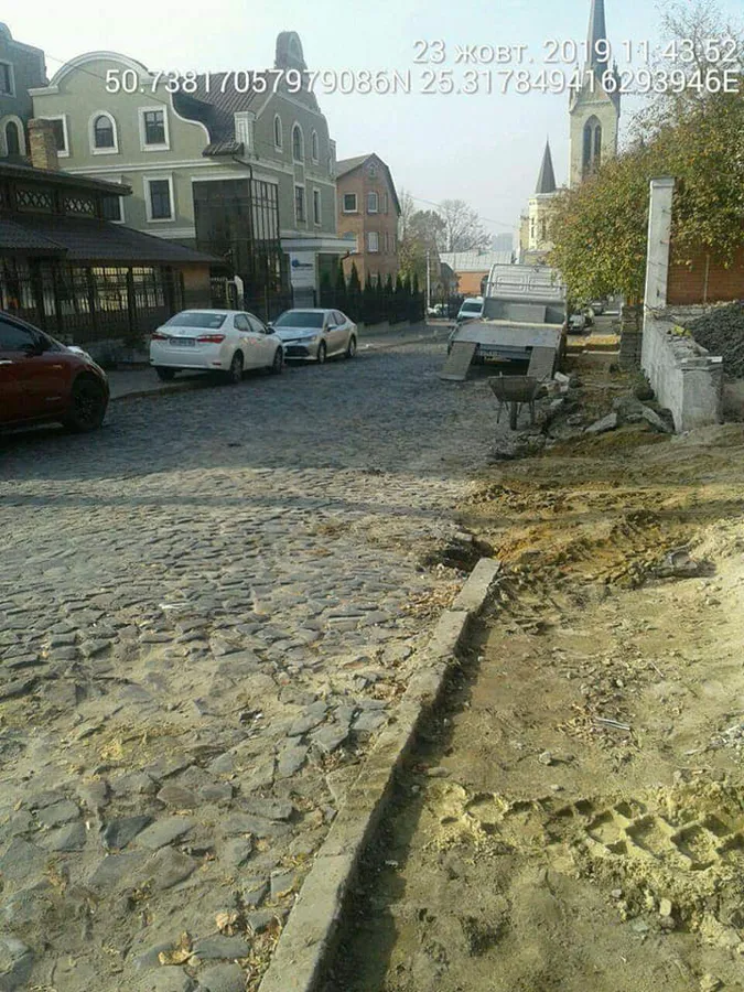 У Луцьку на Кафедральній проводили земляні роботи без дозволів (фото)