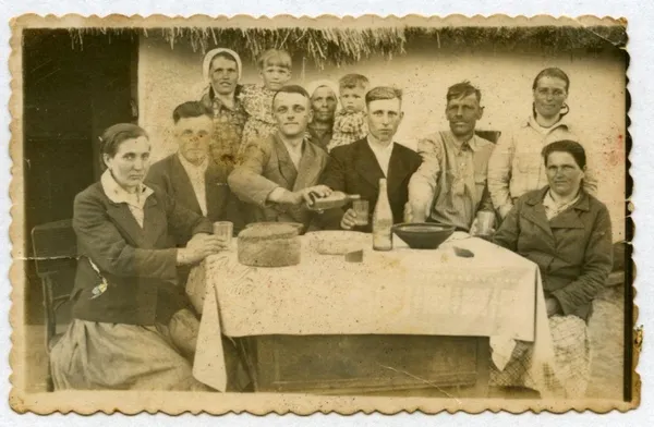 Частування на Великдень на Київщині у середині ХХ ст. Фото: Музей І. Гончара