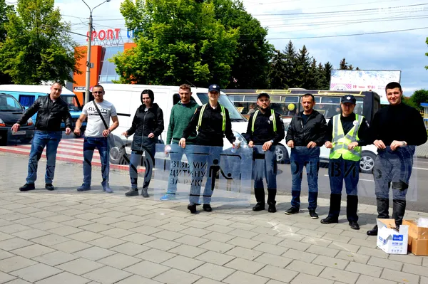 Зніми навушники: у Луцьку на переходах розмістили попереджувальні знаки (фото)