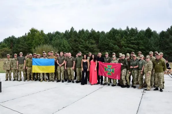 Відомі співачки «перезавантажили» волинських прикордонників (фото)