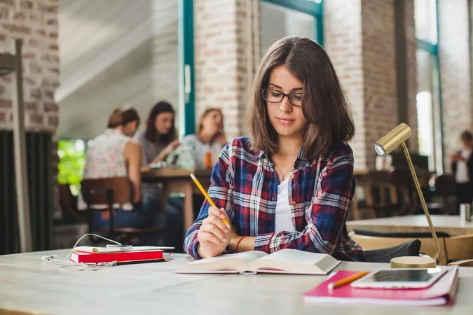 Випускницю українського вишу зобов'язали повернути 140 тисяч гривень за навчання