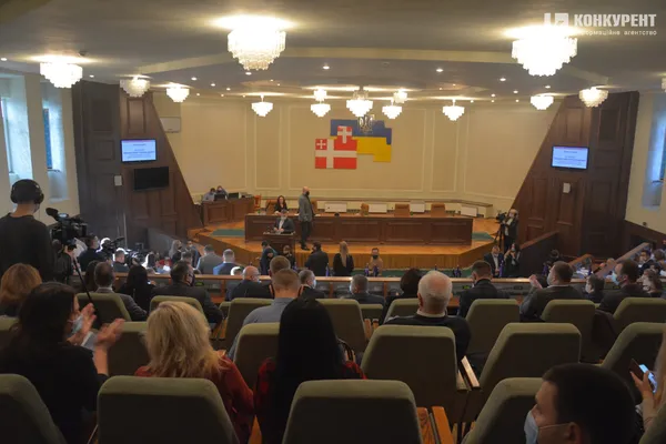 Із селфіками, масочками та невеличким скандальчиком на фінал: перша сесія Волиньради (фото)