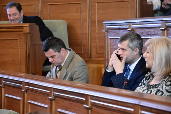 ...Сергій Слабенко сів не на своє місце та засумував...
