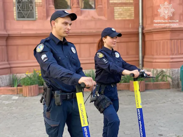 Екополіція: на Закарпатті патрульні їздять на електросамокатах (фото)