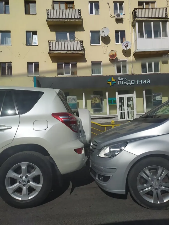 На Волі «поцілувалися» дві автівки: водійки розбираються (фото)