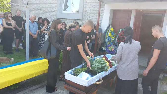 Два сини лишилися без батька: на Волині попрощалися із Сергієм Бручком (фото)