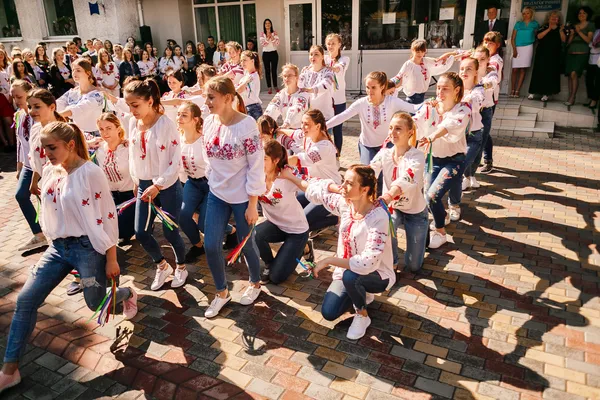 У Луцькому педколеджі відсвяткували День вишиванки (фото)