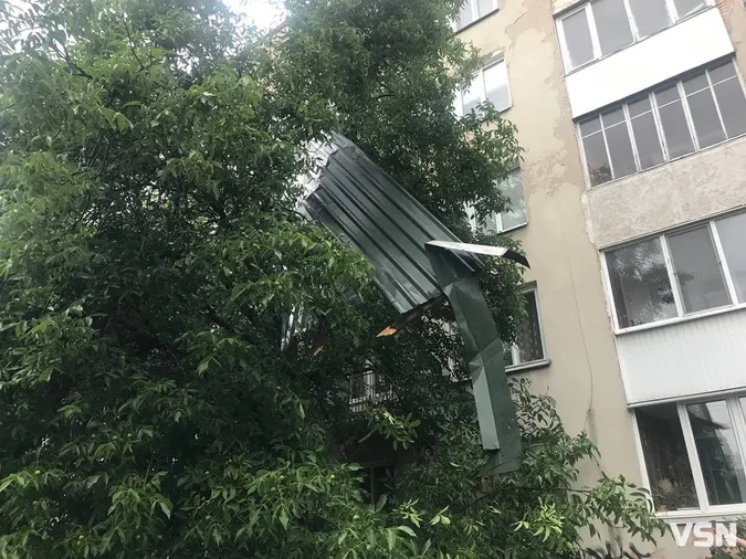 Зірвало дах: у центрі Луцька буря наробила біди (фото, відео)