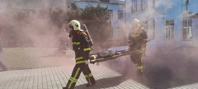 На Волині рятувальники влаштували навчання у педколеджі (фото, відео)