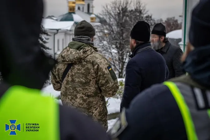 Мільйони готівкою та проросійська література: що СБУ знайшла у Києво-Печерській лаврі (фото, відео)