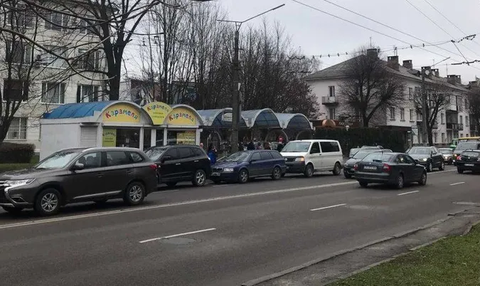 У Луцьку біля зупинки зіткнулися бус, легковик і джип  (фото)