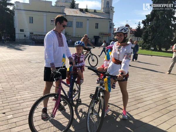 Луцьк святкує активно: на міські вулиці виїхали велосипедисти у вишиванках (ФОТО)