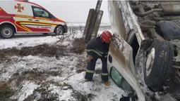 Волинські рятувальники витягнули дві автівки з кюветів (фото)