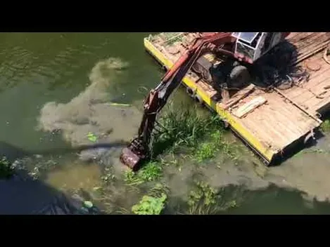 Показали, як у Луцьку чистять Стир (фото, відео)