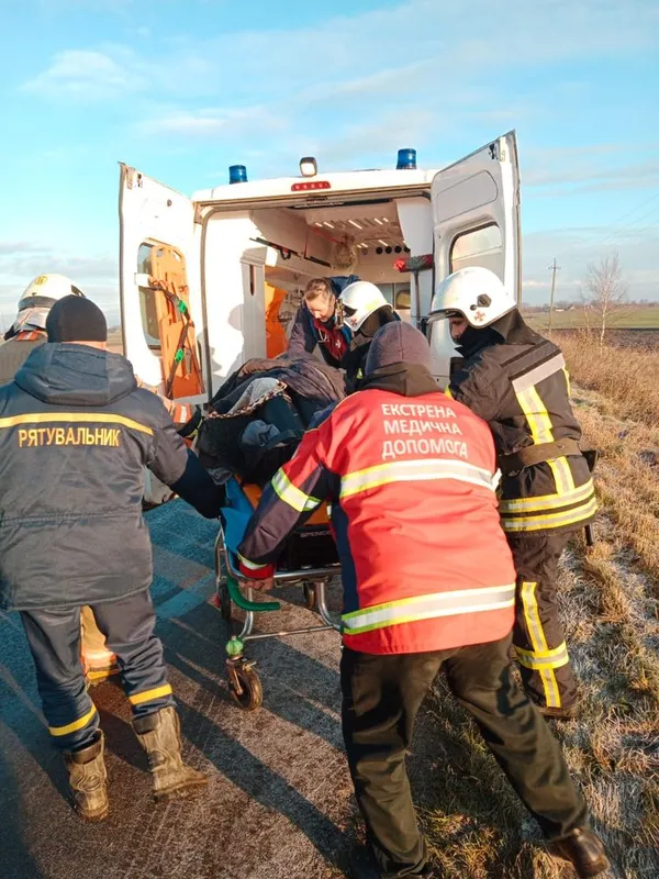 На Волині через ожеледицю перекинувся автомобіль – є потерпілі (фото)