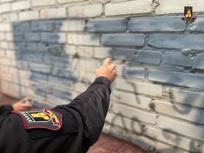 У Луцьку муніципали позамальовували рекламу наркотиків (фото)